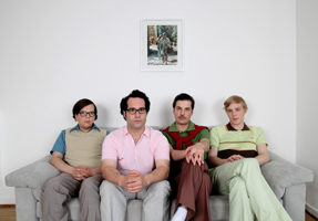 v.l.n.r.: Rasmus Engler (Schlagzeug), Deniz Jaspersen (Gesang und Gitarre), König Wilhelmsburg (Gitarre), Paul Konopacka (Bass). Foto: Motor Music