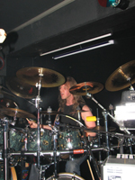 Und Hendrik EdelthalHAMMER, der die Witze über seinen Namen als Schlagzeuger sicher nicht mehr hören kann! (?)