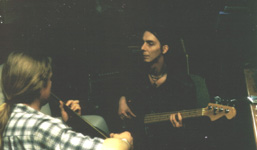 Neu-Bassist Markus erarbeitet sich das Material