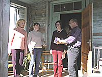 Übergabe der Mundharmonikas an die lettischen Lernwilligen